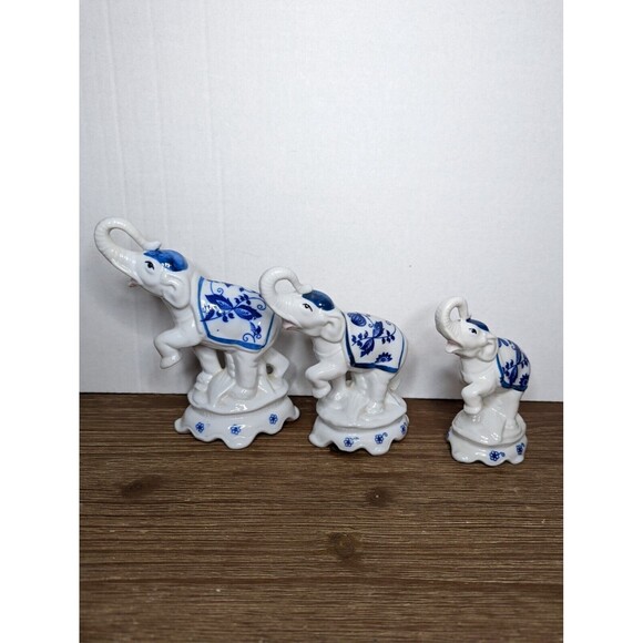Circus Elephant Figurines, Set of 3 porcelain elephants, Blue onion elephants - Picture 1 of 6